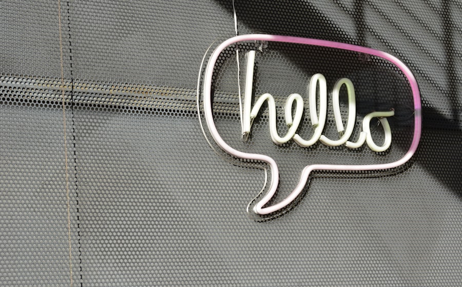 Неоновая вывеска hello - первое впечатление резюме